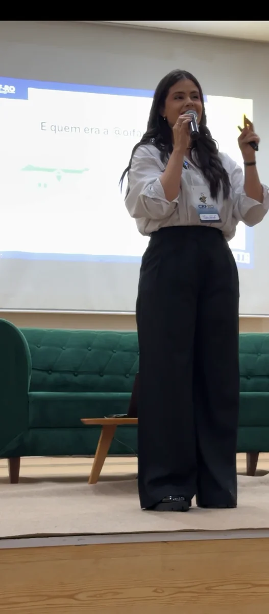 Bianca falando em um evento em Rondônia